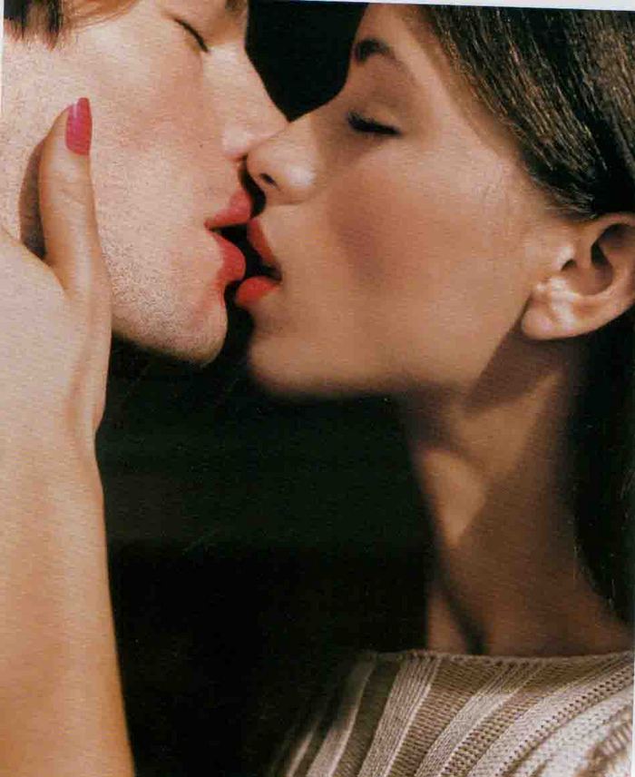Целую нежно. Нежный поцелуй. Красивый поцелуй. Поцелуй с языком. Целует сильнее